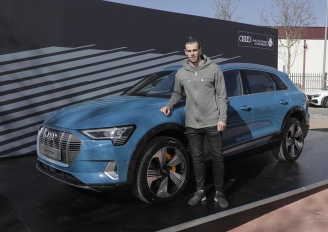 Los jugadores profesionales del Real Madrid recibieron este viernes su nuevo auto Audi. Entre sus máximas figuras, Sergio Ramos eligió una A8 50 TDI, Gareth Bale un e-tron 55, Marcelo un A7 Sportback 50 TDI y Karim Benzema una Q8 50 TDI al igual que Vinicus Jr.