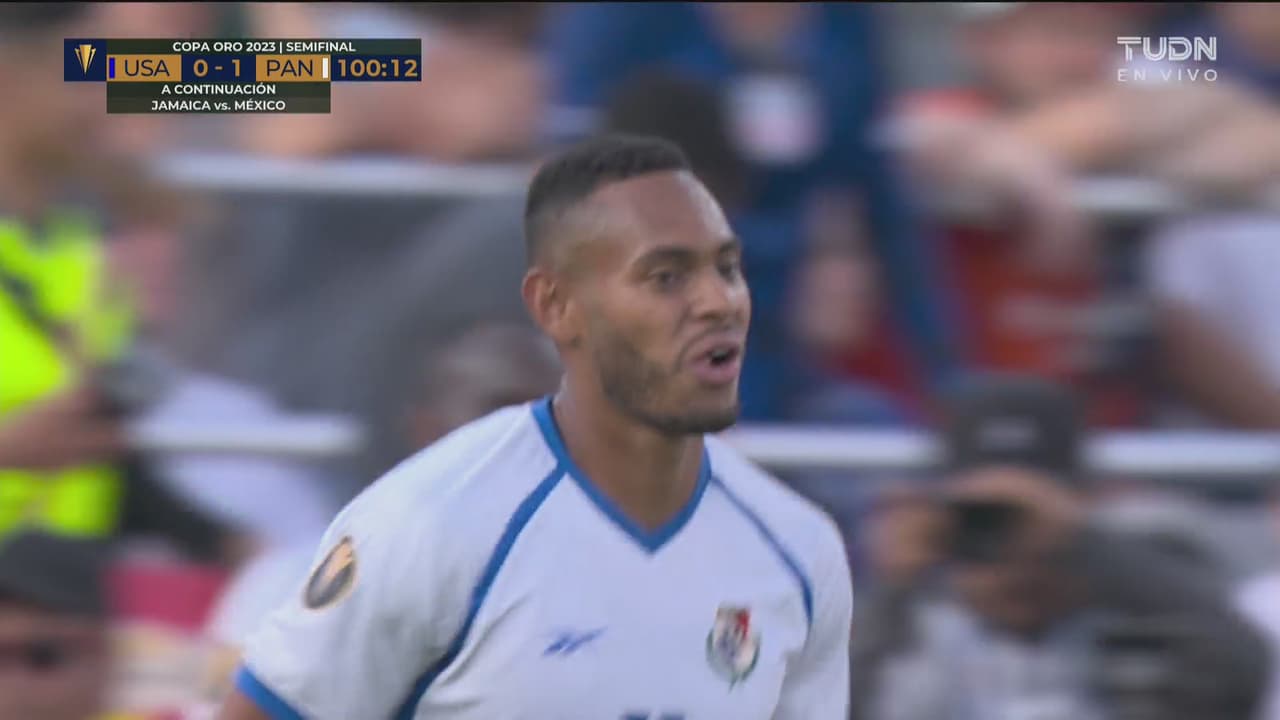 ¡Casi llega el segundo para Panamá! Poste de Díaz y Turner ataja el rebote