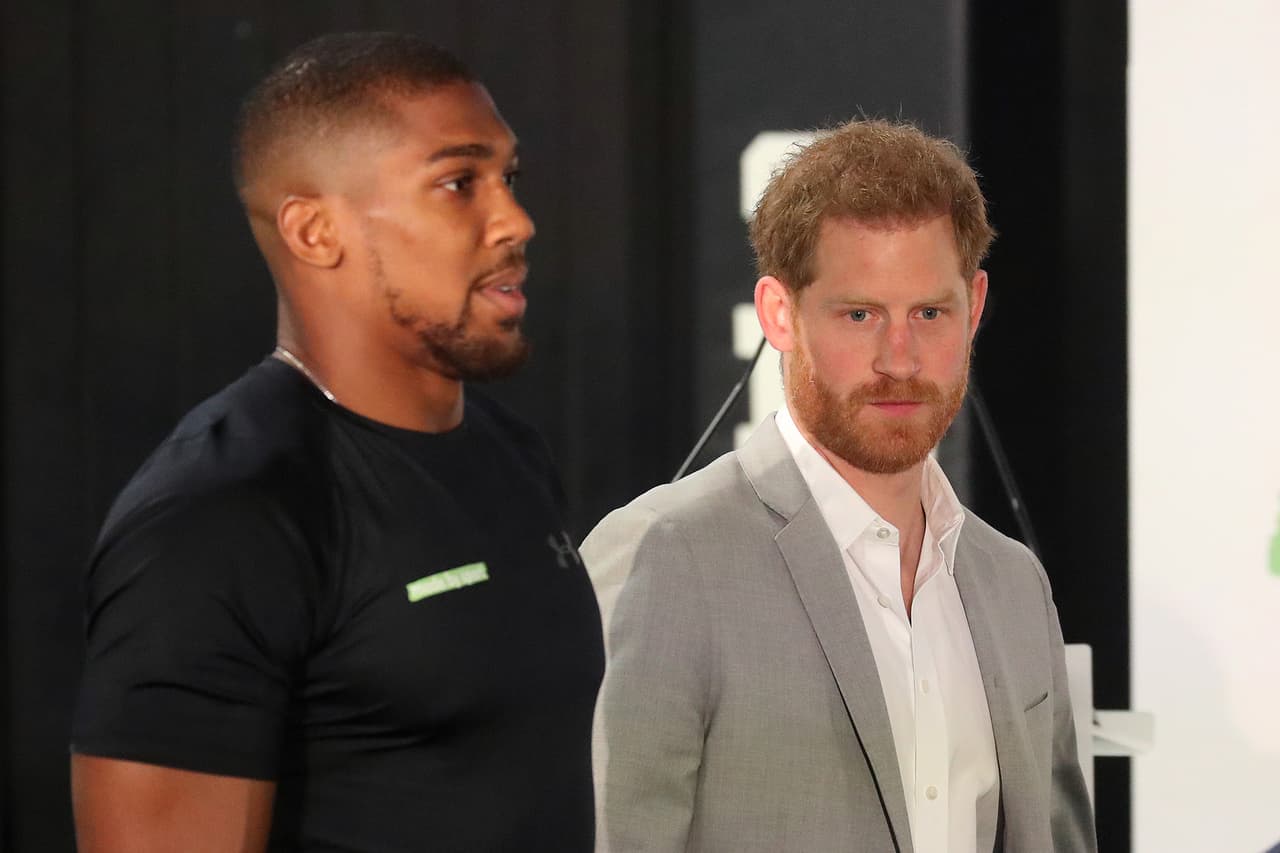 El pugilista Anthony Joshua se reunió con el Principa Harry en el evento 'Made by Sport', donde se le notó sonriente a pesar de su pérdida de títulos de peso completo contra el mexicano Andy Ruiz.