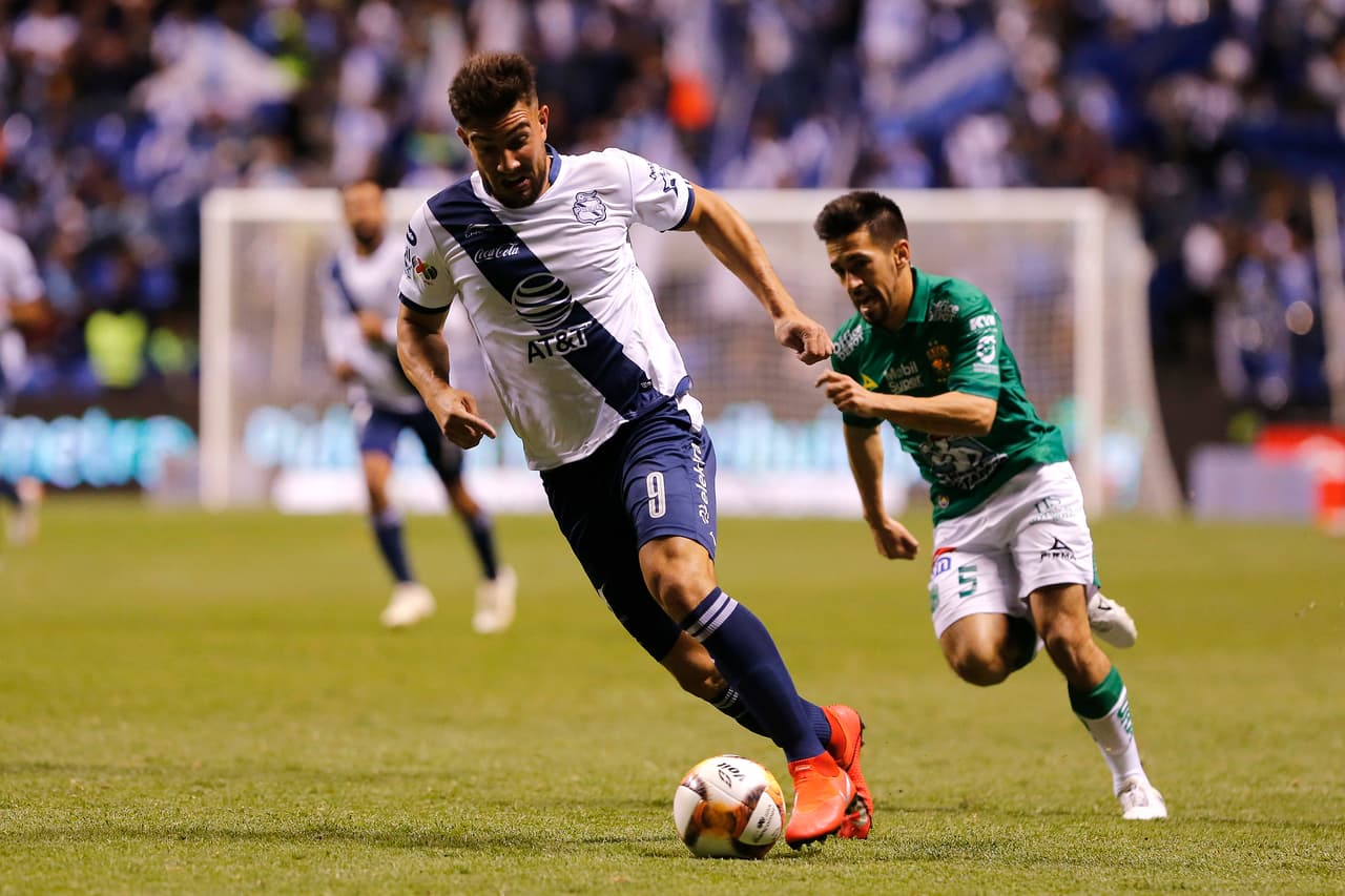 El canadiense Lucas Cavallini (centro) pudo descontar para el Puebla, pero su tiro libre al minuto 38' se fue apenas arriba de la portería.