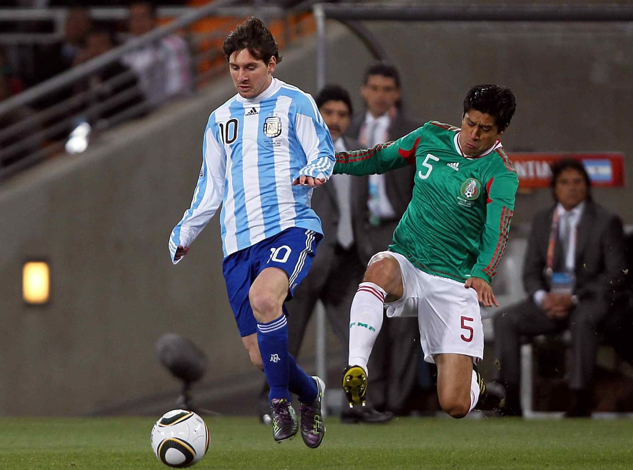 Aún pudo jugar el Mundial de Sudáfrica 2010 como 
<b>zaguero junto con Francisco 'Maza' Rodríguez</b>, pues Héctor Moreno todavía no estaba maduro.