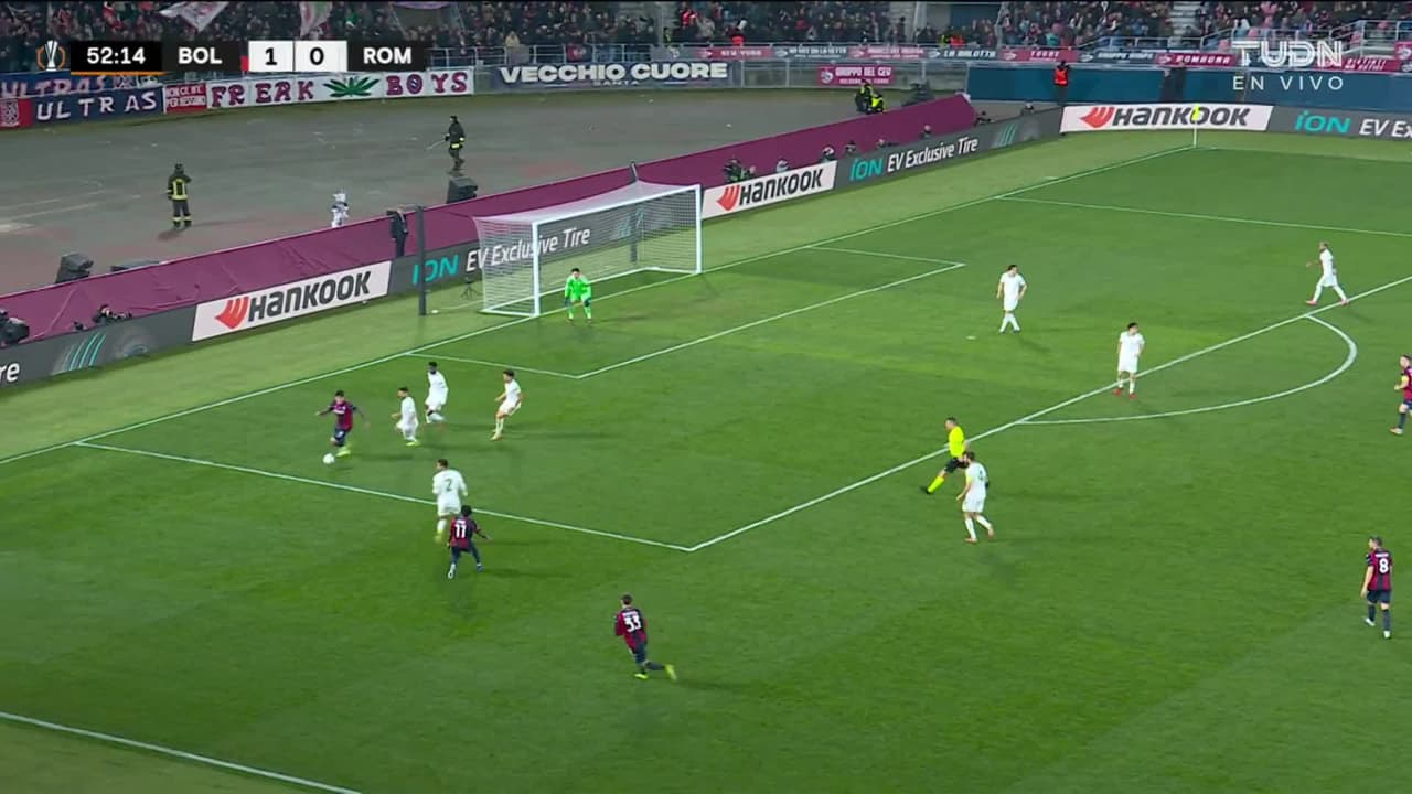 ¡CERCA! Donyell Malen disparó que se estrella en el poste.