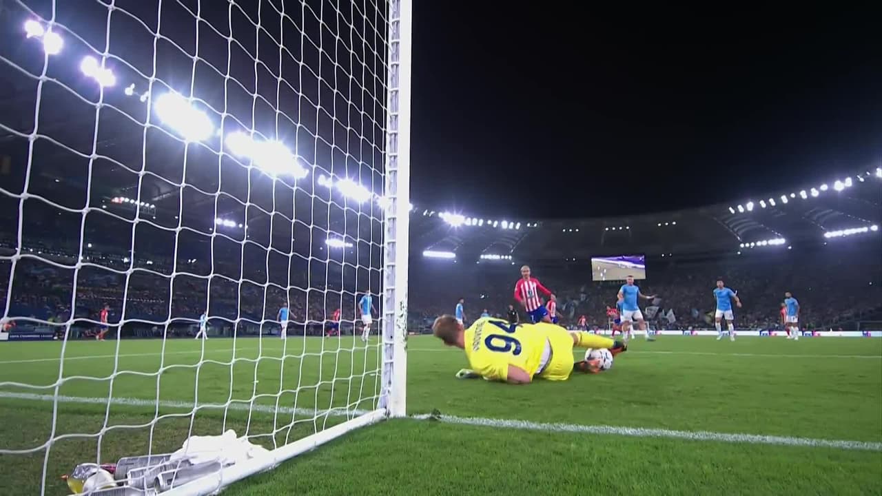 ¡TIRO ATAJADO! disparo por Axel Witsel.