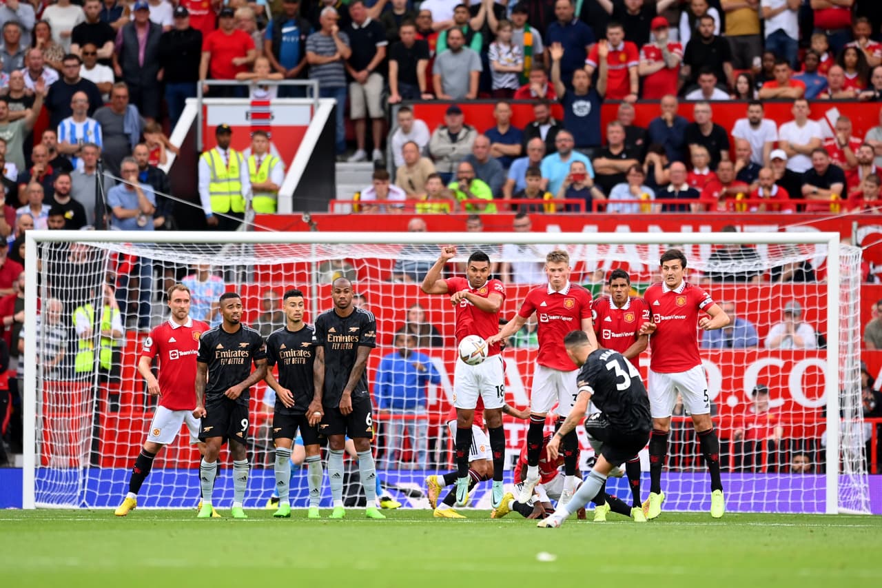 Manchester United venció al Arsenal con un doblete de Marcus Raschord y otro tanto de Antony, quien tuvo así un debut de ensueño.