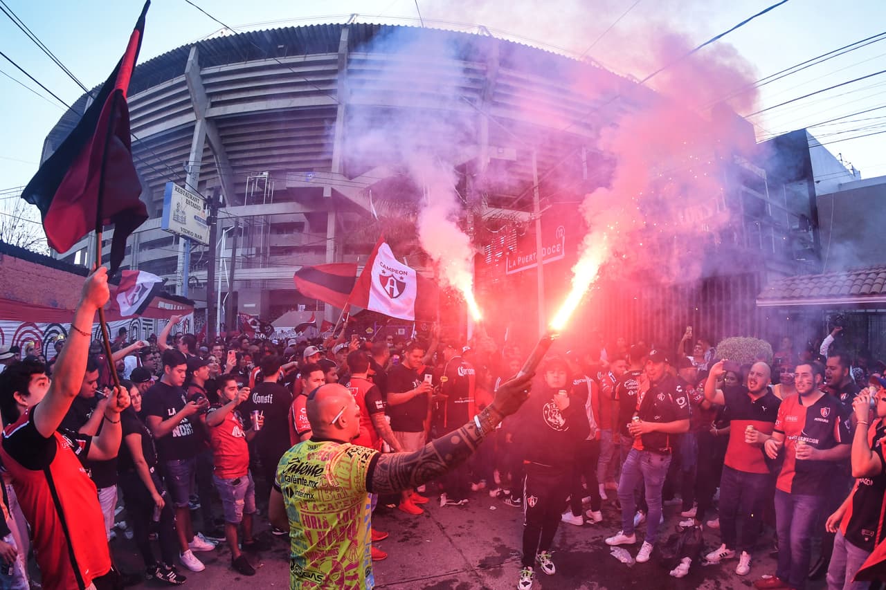 ¡Qué ambientazo! Los seguidores del Atlas se dieron cita en las inmediaciones del Estadio Jalisco desde muchas horas antes de que diera inicio el partido con el fin de alentar en busca de la remontada del título.