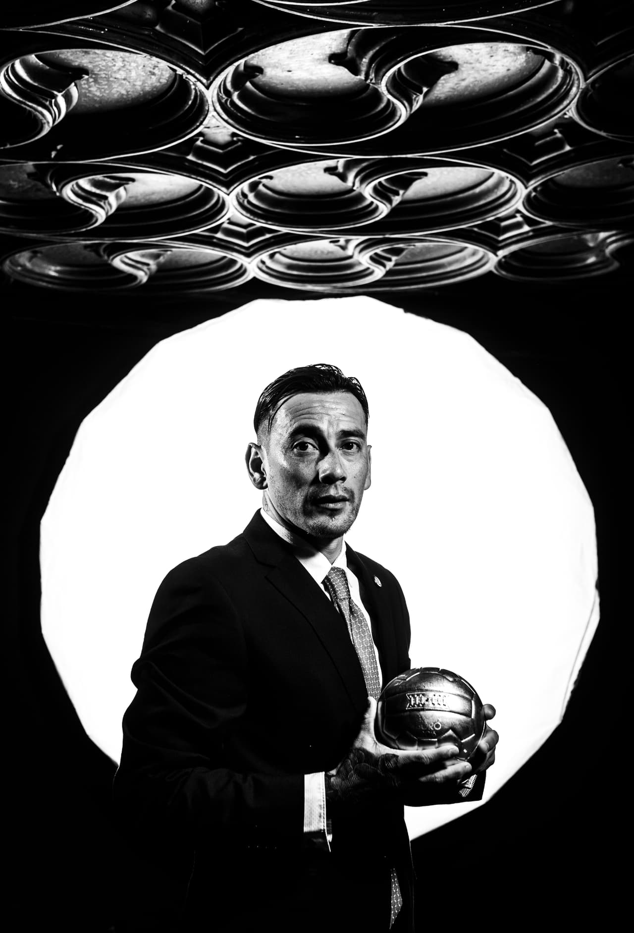 El integrante de los Choriceros mostrando con alegría el galardón.