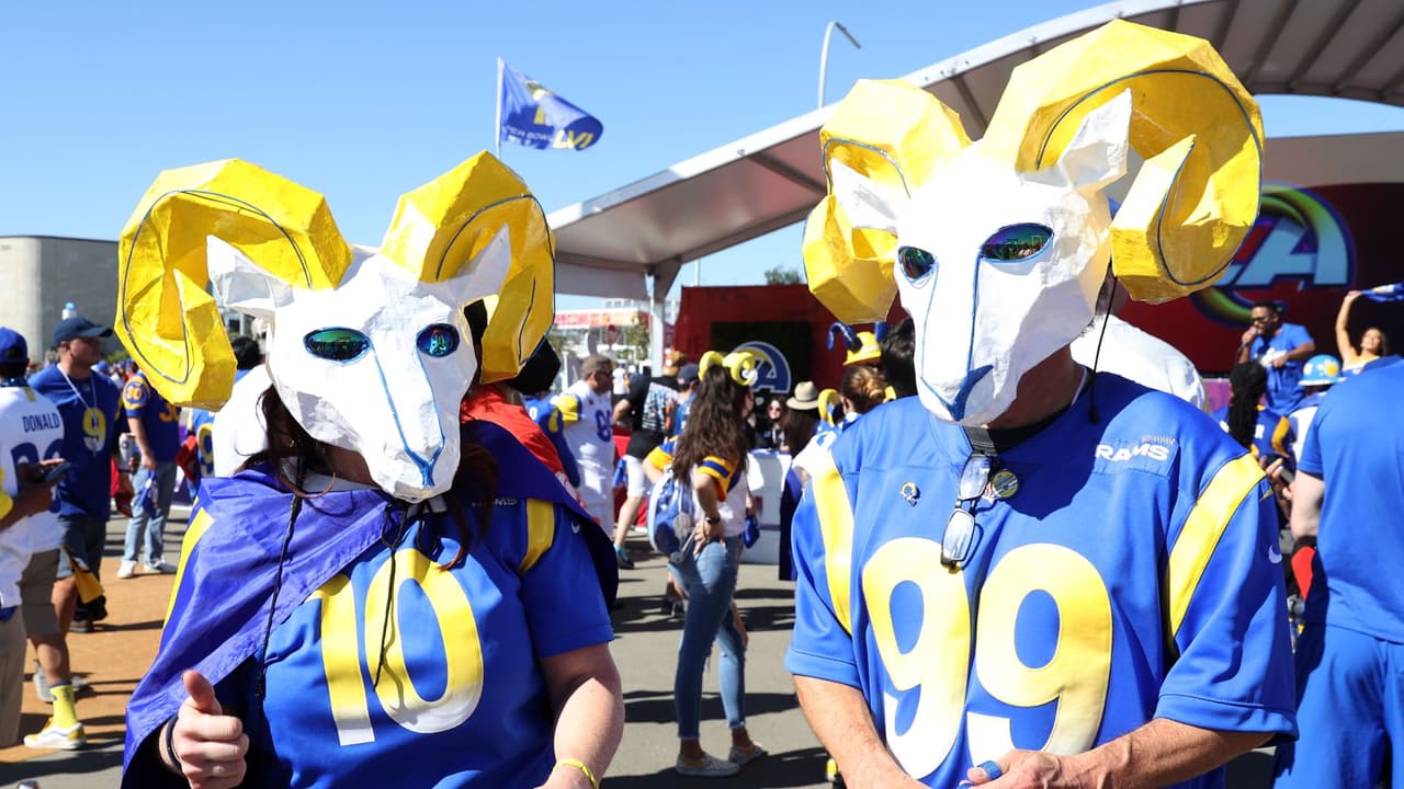 Desde muy temprano, los fanáticos de Los Angeles Rams y los Cincinnati Bengals se dieron cita en el SoFi Stadium de Inglewood, donde este domingo uno se coronará campeón del Super Bowl LVI. Algunos tardaron varias décadas en asistir a un evento así, como Juana Meza, quien es seguidora de los Rams desde hace 45 años.