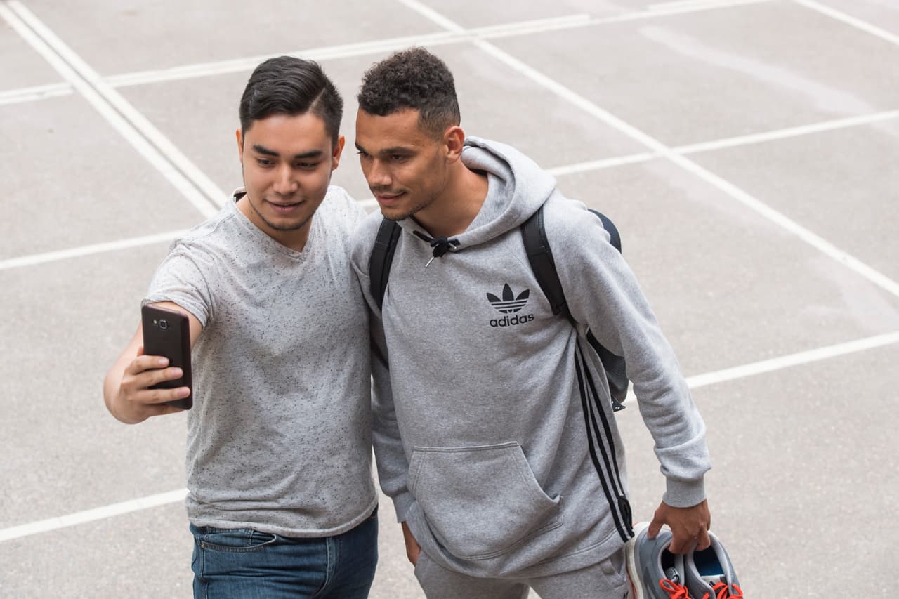 Varios fanáticos aprovecharon para tener un recuerdo con el nuevo refuerzo.