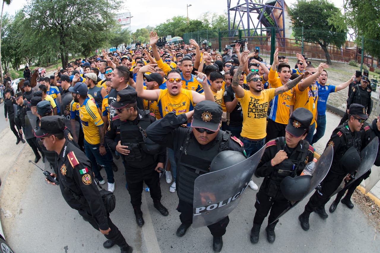 Las aficiones del Monterrey y de Tigres vivieron su propio partido en las tribunas y a las afueras del estadio. Estas son las mejores imágenes.