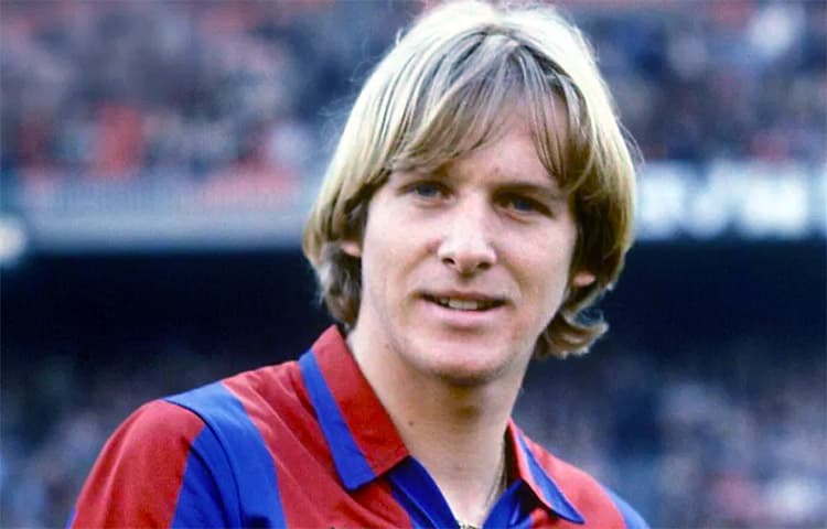 Su ídolo: “La primera vez que fui al Camp Nou fue un Gamper. Estuve con toda la familia. Nos llevó mi padre y mi abuelo. Me enamoré de Schuster, era el diferente, el rubio con su melena… jugaba en el centro del campo y lanzaba el balón a 30 o 40 metros. Me cautivó. Luego ya en el Barcelona con 11 o 12 años, me decían que me fijara en Guardiola”.
<br>
