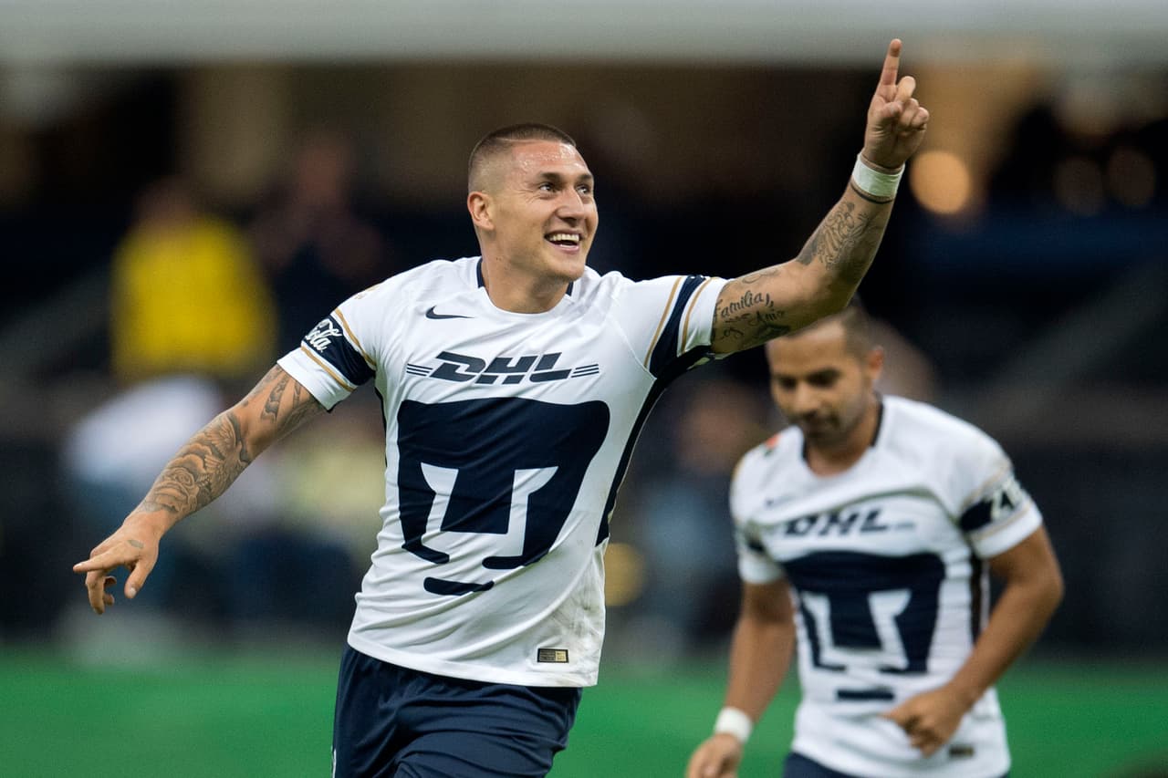 El delantero de Pumas empujó con la cabeza un balón que llegó a el tras un intento de remate de Mauro Formica que terminó siendo una asistencia.