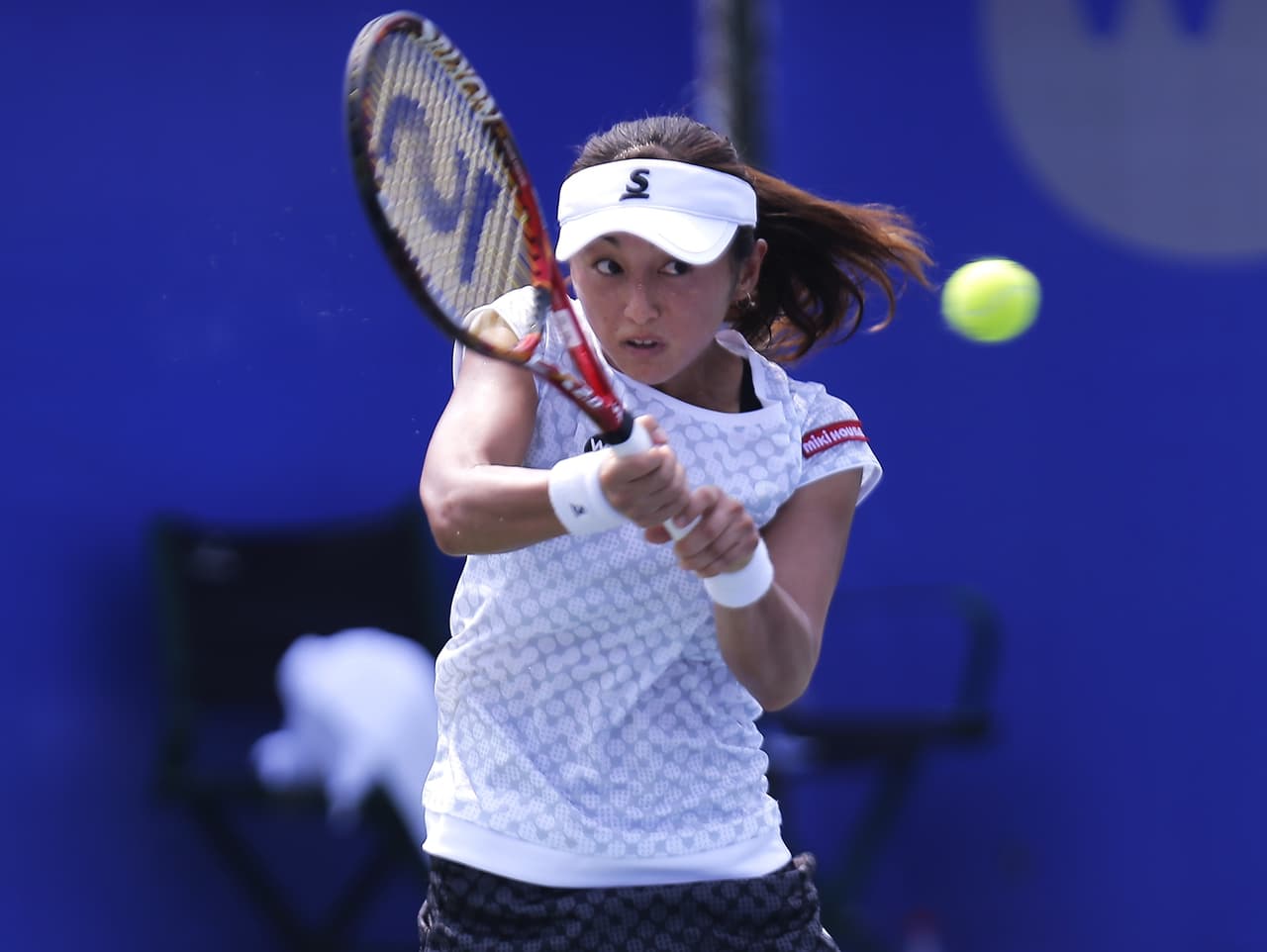 El juego de Doi suele ser agresivo e ir hasta la malla para presionar a su rival, gracias a su rapidez.