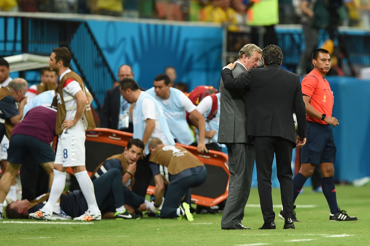 Un momento que no fue heróico sino vergonzoso fue la lesión del fisioterapeuta Gary Lewin por celebrar un gol de Inglaterra contra Italia en el Mundial de Brasil 2014. La exageración tuvo su precio.