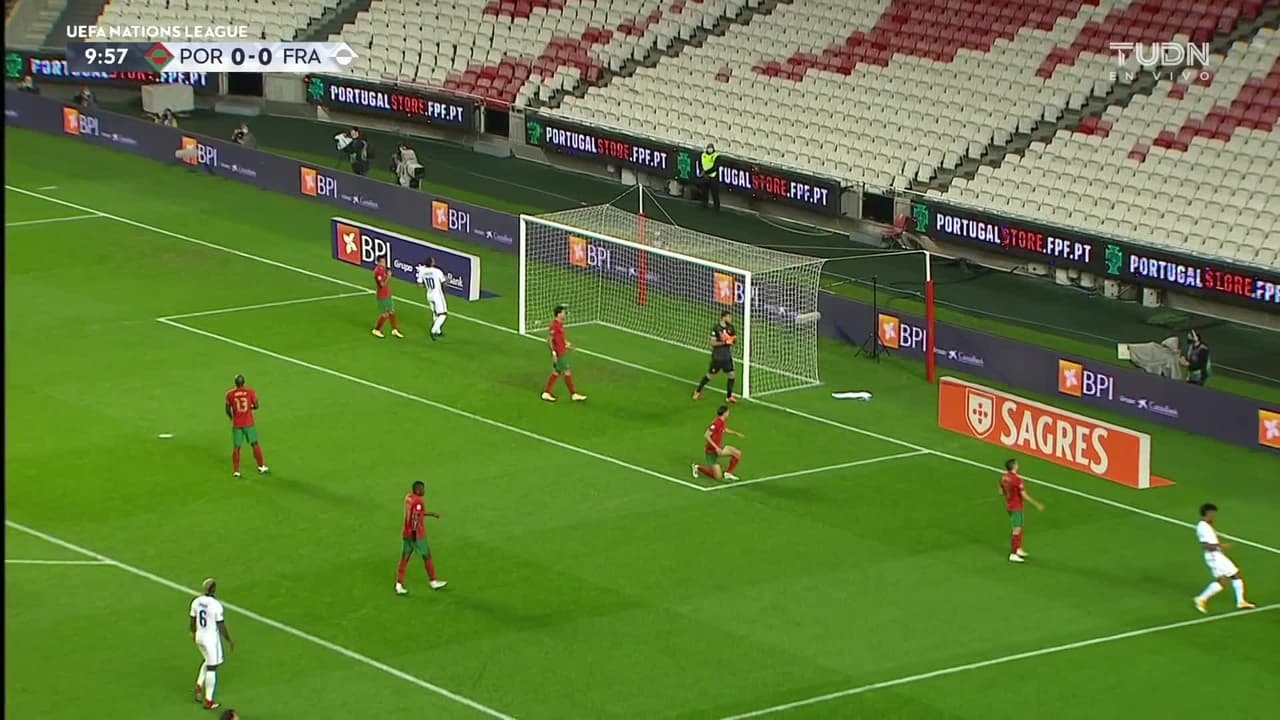 ¡TIRO ATAJADO! disparo por Kingsley Coman.