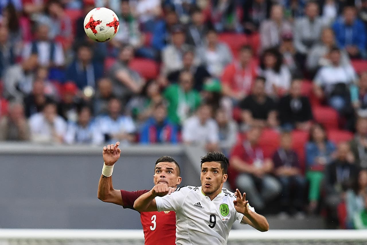Mientras que en ataque, el 'Tri' seguía buscando el gol del triunfo con Hernández, Jiménez y compañía.