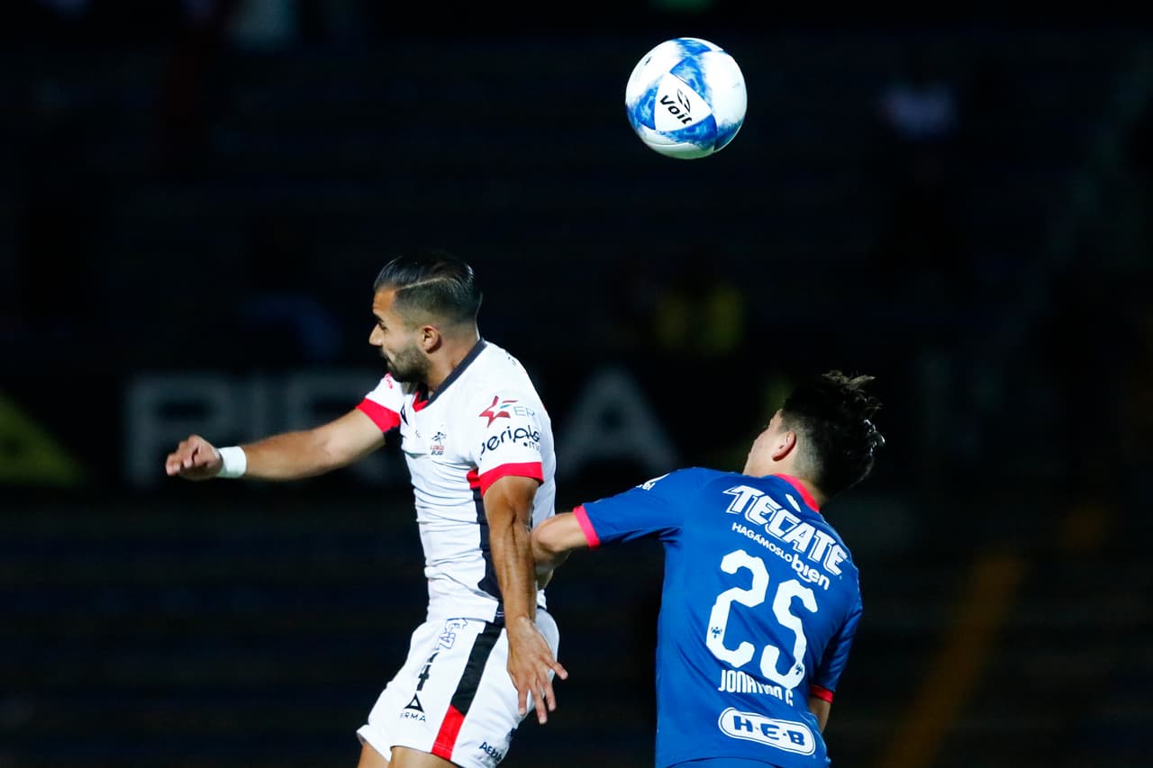 Poca claridad al frente y jugadas no concretadas terminaron por estancar, a ratos, el partido en la primera parte.