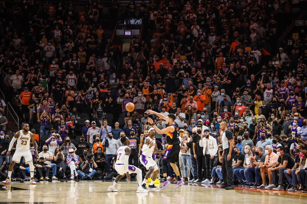 Phoenix Suns vence a Los Angeles Lakers en playoffs de la NBA