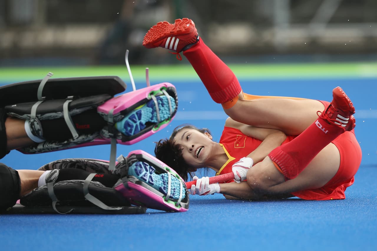 Hongxia Li (China) rueda por el suelo al intentar un disparo en el partido de Hockey ante Alemania