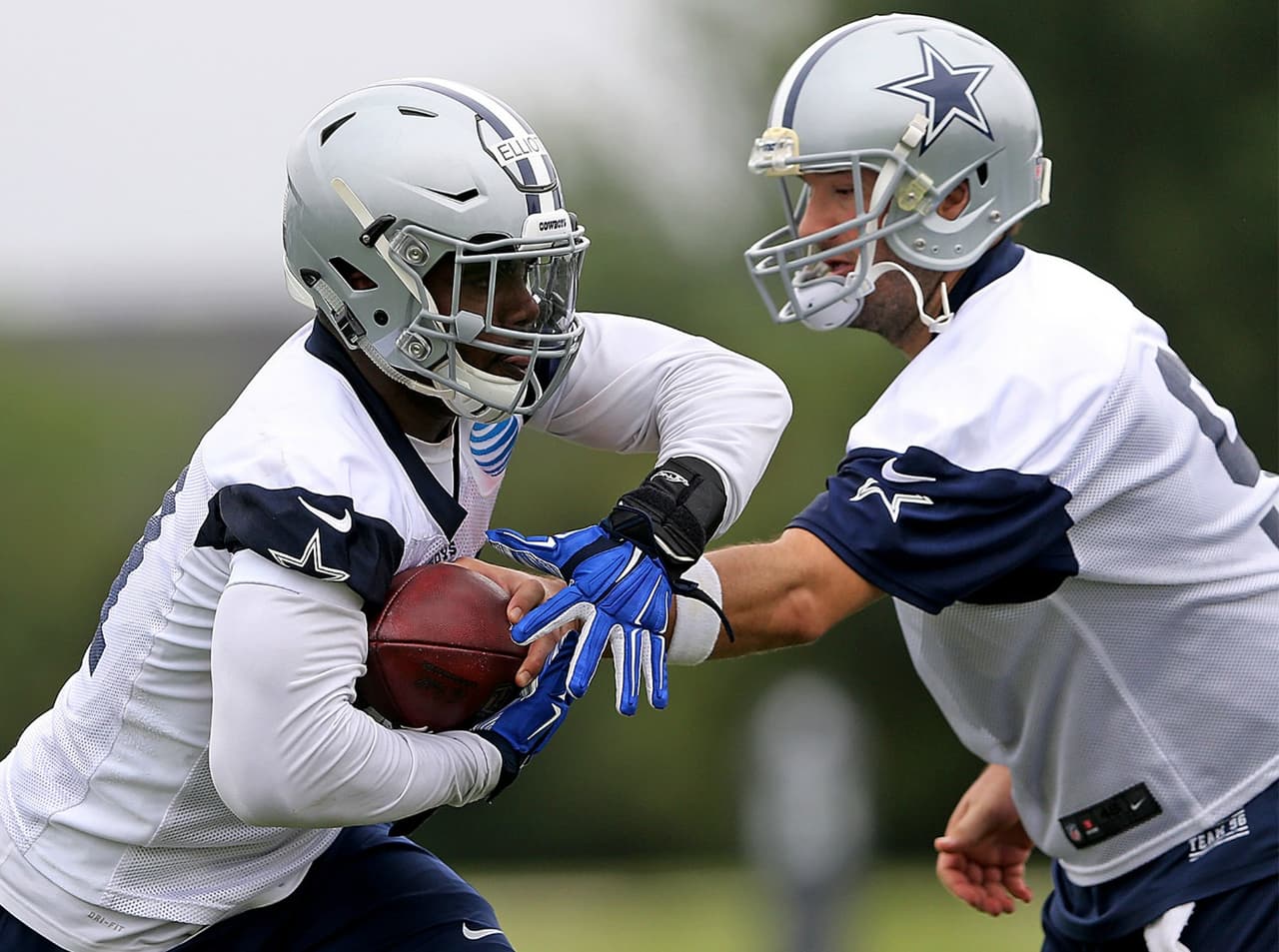 Cowboys: Vamos a correr el balón para mantener sano a Tony Romo