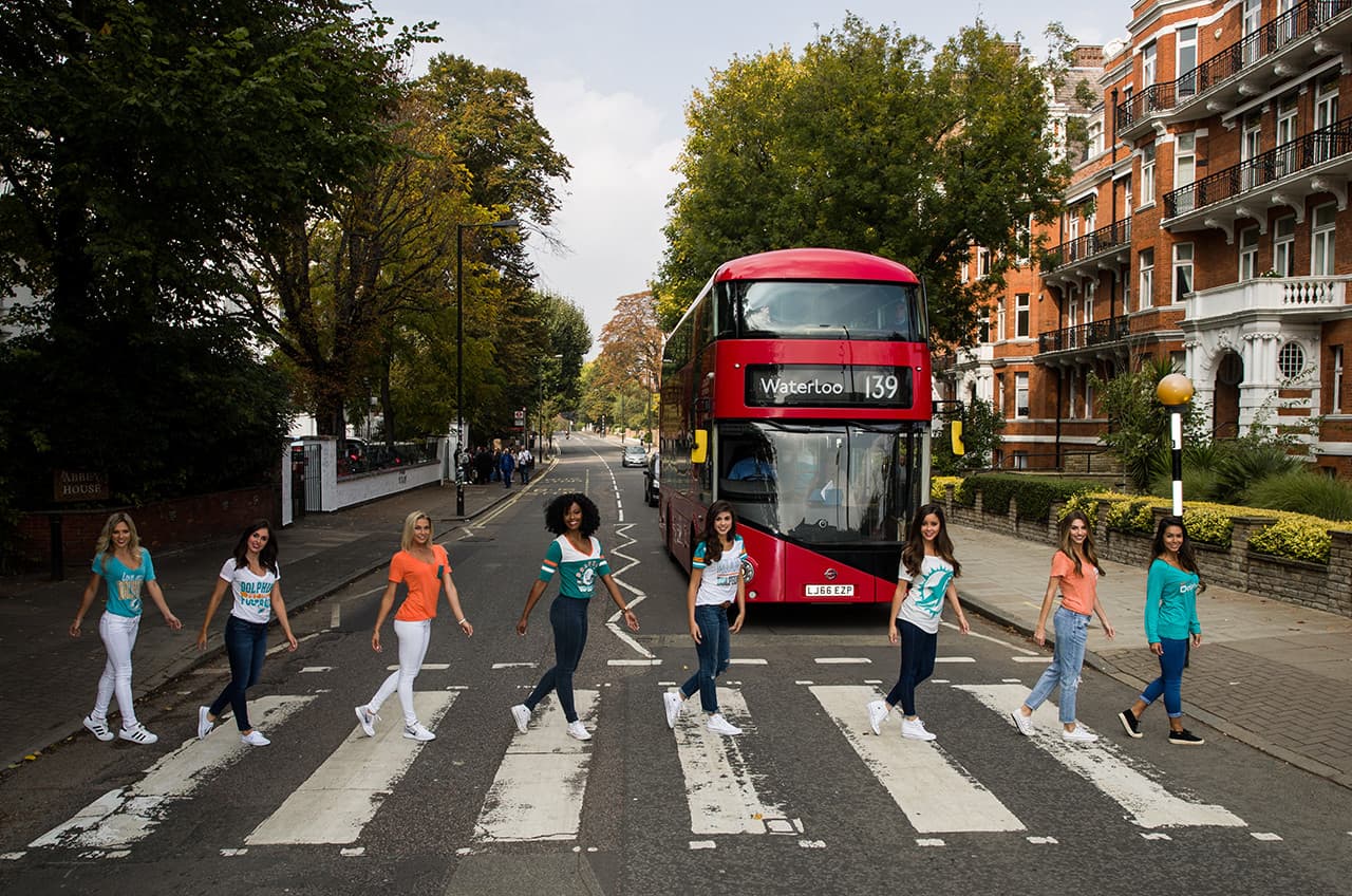 Las animadoras de los Delfines no dejaron pasar la oportunidad de tomarse la clásica foto en el cruce de peatones de Abbey Road Street, el martes 26 de septiembre de 2017.