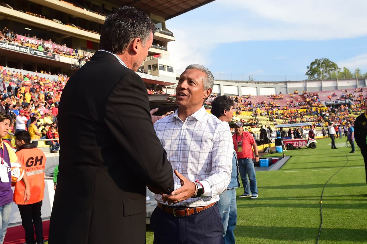 El saludo entre los técnicos, en medio de realidades distintas, marcó el comienzo del duelo en cancha.