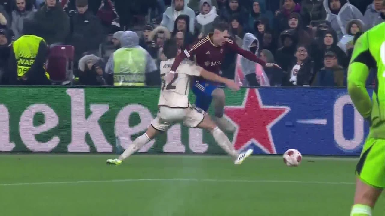 ¡TIRO ATAJADO! disparo por Bendegúz Bolla.