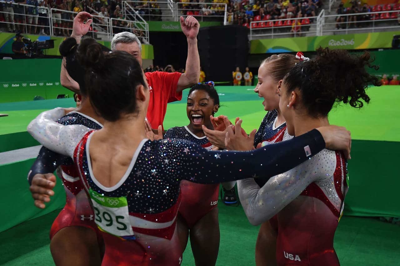 Euforia en las atletas al ser oficialmente reconocidas como ganadoras por los jueces del evento.