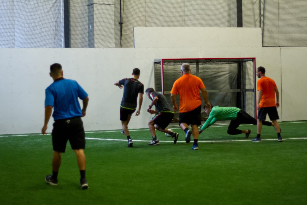 El cuerpo técnico del Tri, con un esquema táctico basado en rotaciones, tocó el balón a su antojo y venció 11-6 a los comentaristas de Univision y Televisa esta mañana en Boulder, Colorado, en un partido lleno de intensidad y camaradería.