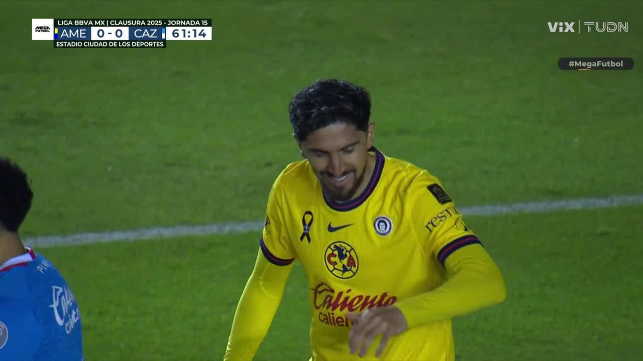 Diego Valdés entra al campo y en la primera que tiene casi mete un golazo