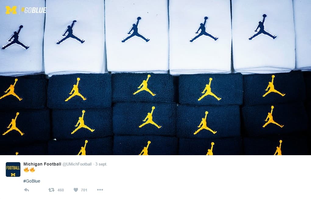 Muñequeras, tenis, fundas, jerseys, toallas, todo lo necesario para el juego en los emparrillados.