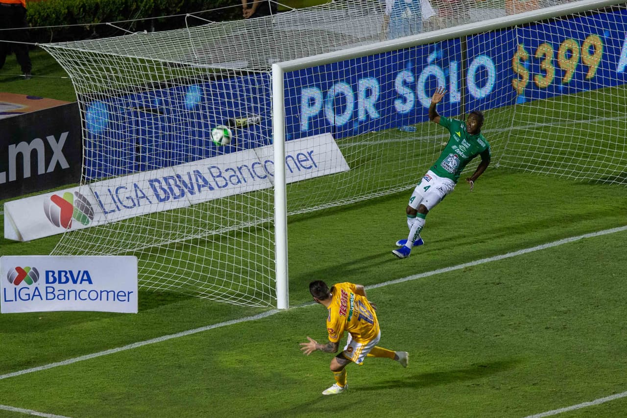 Frente a la portería desguarecida, llegó André-Pierre Gignac con una pelota franca aunque con botes.