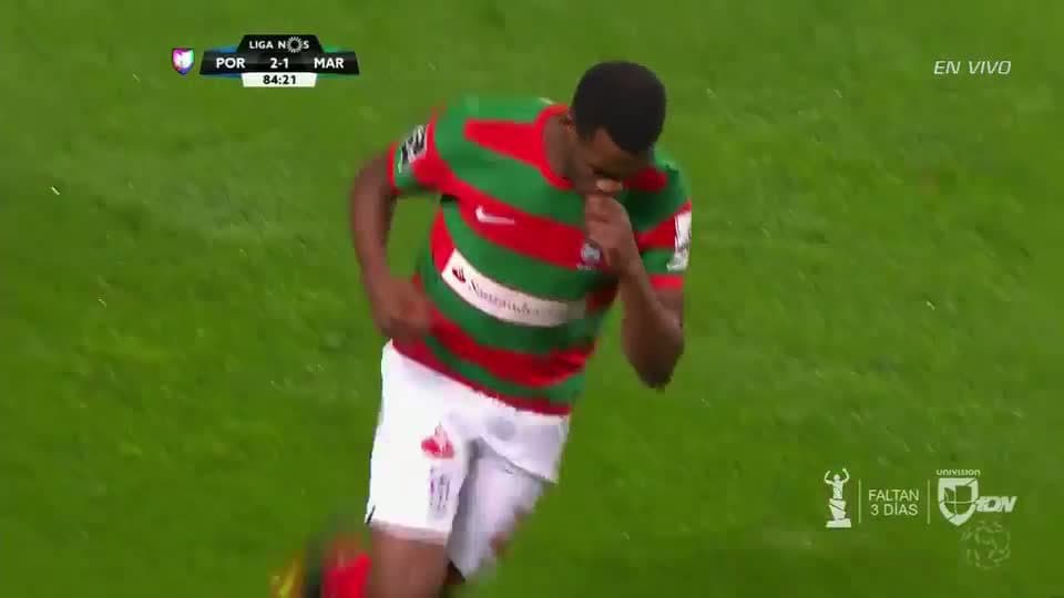 Goooolll!! Erdem Sen mete el balón y marca para Marítimo