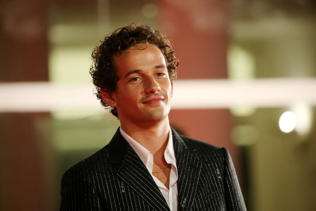 El actor estadounidense de 21 años también es cantante.