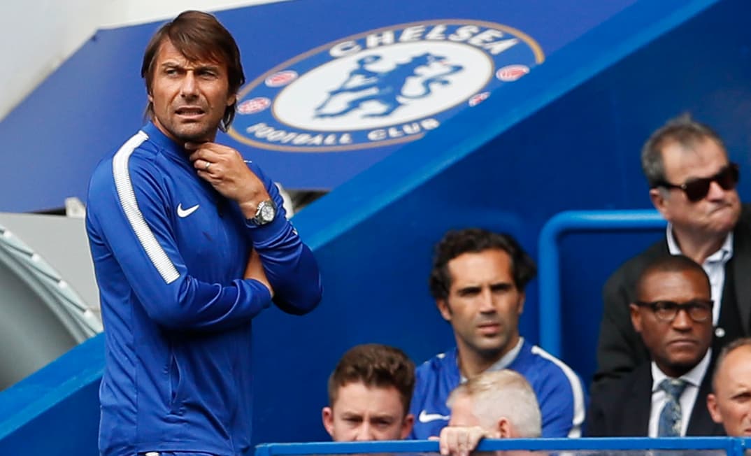 El técnico Antonio Conte revisó sus variantes para buscar una remontada que lo sacara del apuro con un jugador menos.