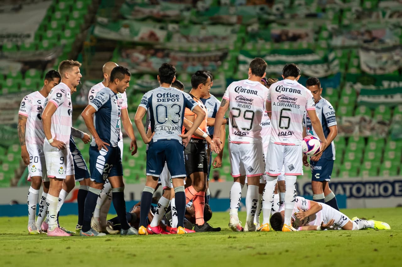 Los contactos suben de intensidad y el partido se comienza a calentar.
