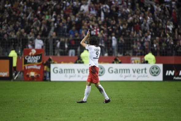 Aplausos a la afición mientras se retiraba.