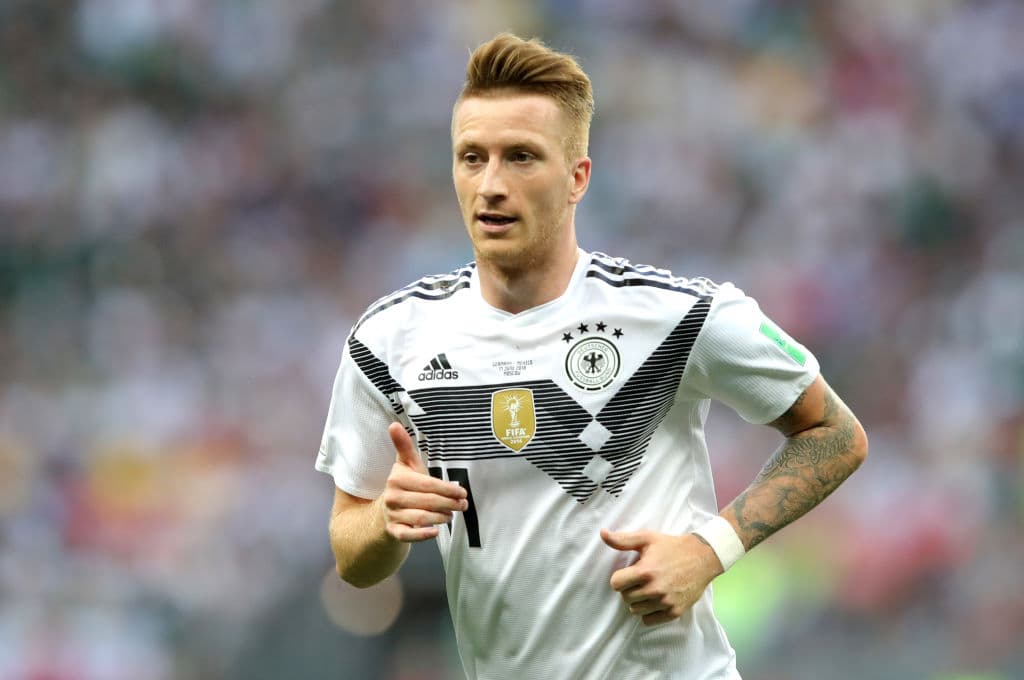 Marco Reus de Alemania. Los que han sido fans del jugador del Borussia Dortmund deben pensar que se murió su estilista porque jamás se había cortado así el pelo.