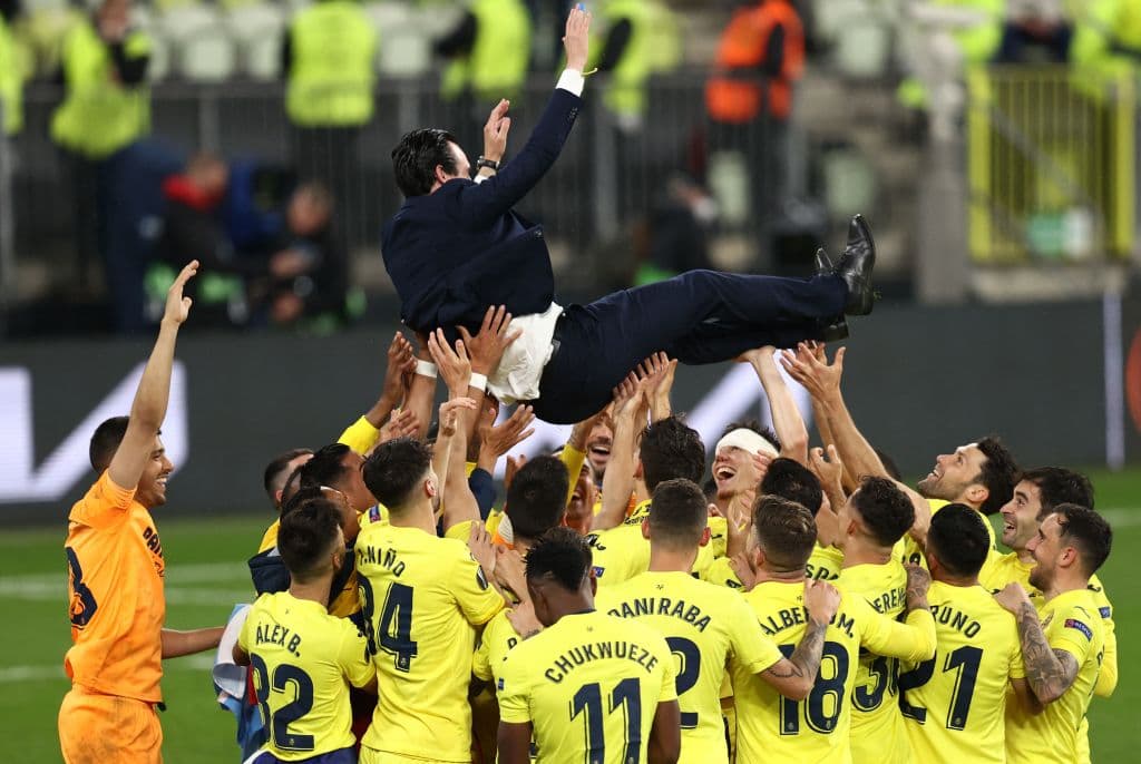 Tras 98 años, Villarreal porfin logra levantar el título de la UEFA Europa League tras vencer 11-10 en la tanda de penaltis al Manchester United.