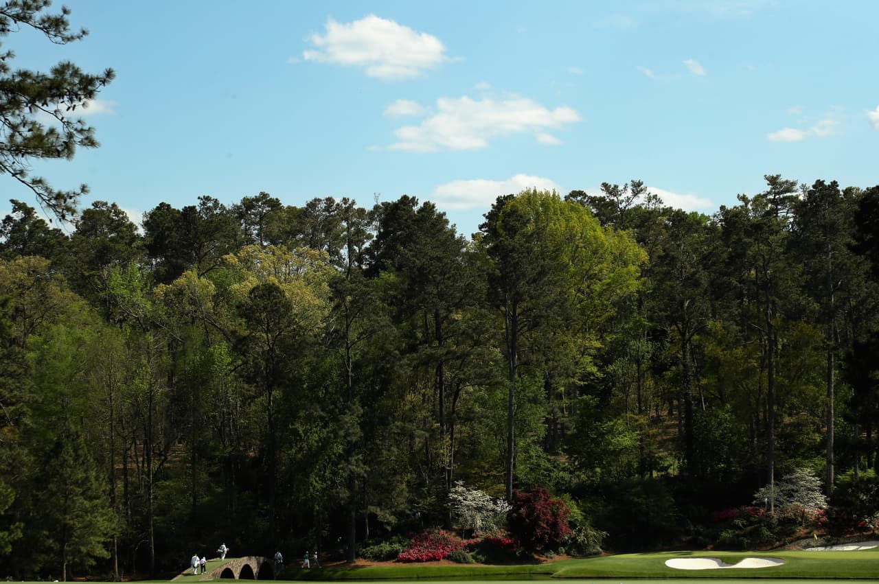La fiesta del Masters de Augusta dejó bellas postales de los paisajes y el colorido en el Augusta National Golf Club, escenario testigo del segundo día de prácticas del torneo grande del golf mundial.