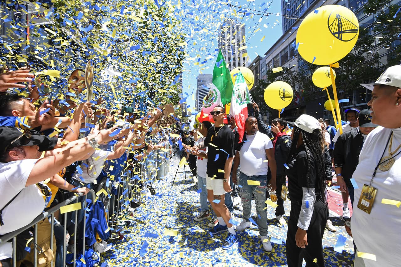 Y es que el mexicano estadounidense Juan Toscano-Anderson no ha parado de llevarla consigo para dejar en claro sus raíces latinas. Aquí se le puede observar cargándola durante el desfile de campeones en San Francisco.