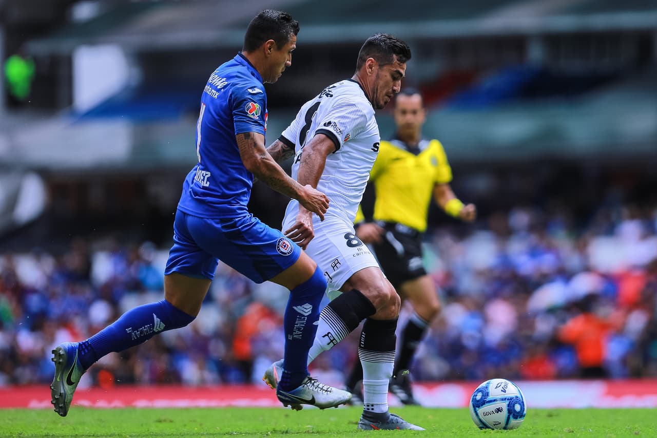 Las imprecisiones fueron una característica los primeros minutos.