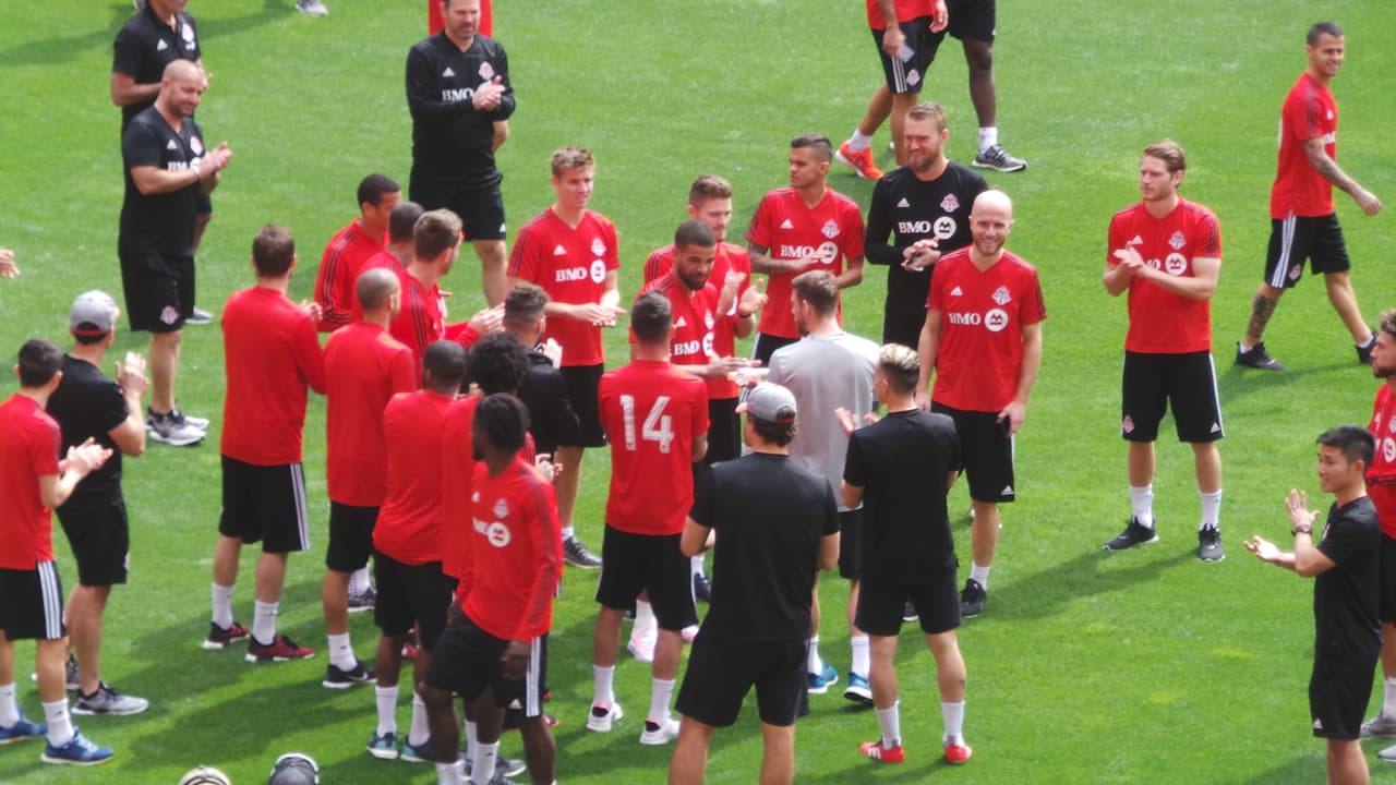 Después del 2-1 en el BMO Field, Toronto F.C. llegó hace unos días a suelo tapatío para preparar el juego de vuelta de la final de la Concacaf Liga de Campeones. Este martes, los dirigidos por Greg Vanney –pero comandados en el campo por Sebastian Giovinco y Michael Bradley– reconocieron el campo del estadio Akron.