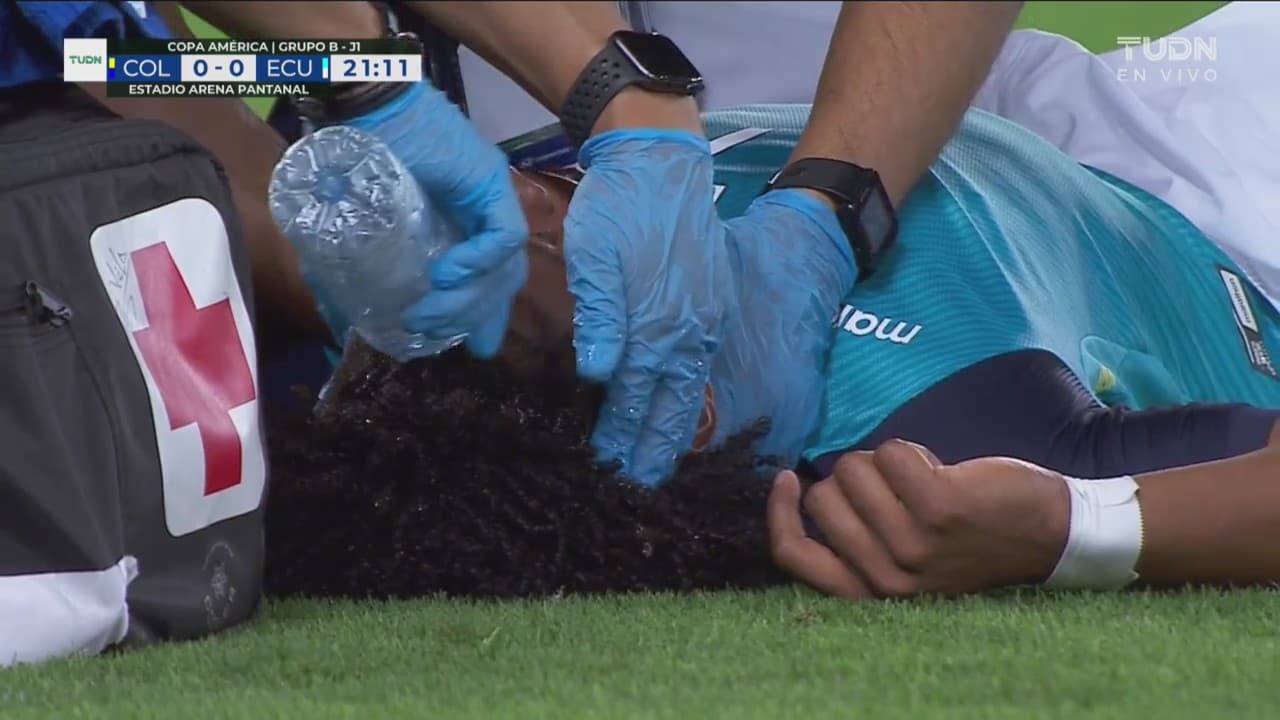 ¡Quedó grogui! Ángelo Preciado es atendido por golpe con Cardona