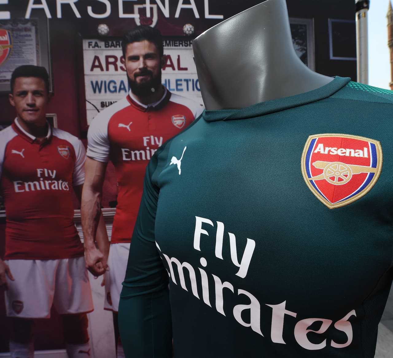 Arsenal hizo el lanzamiento de su nueva indumentaria con Puma para la temporada 2017/18, manteniendo sus tradicionales colores a pesar de rumores sobre el tema.