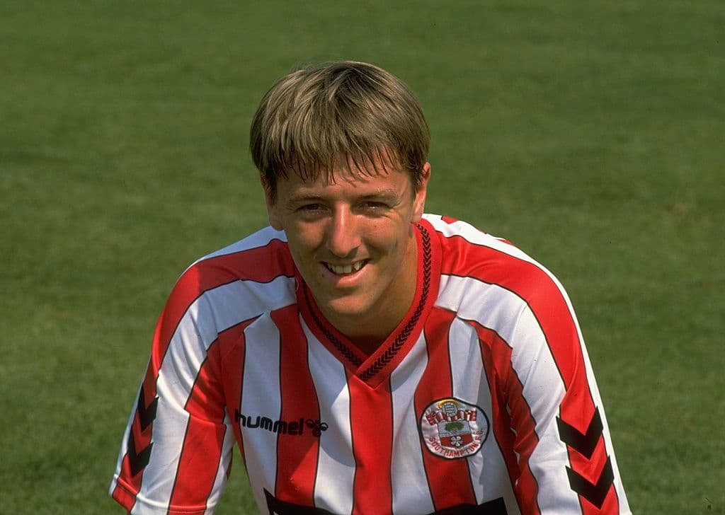 Matthew Le Tissier, jugó para el Southampton desde 1986 hasta el 2002. Era famoso por ser recibido con el canto “he is God, le God”. Jugó más de 500 partidos de Liga y anotó más de 200 goles.