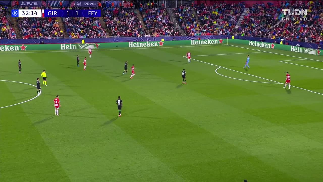 ¡GOL!  anota para Feyenoord. Antoni Milambo