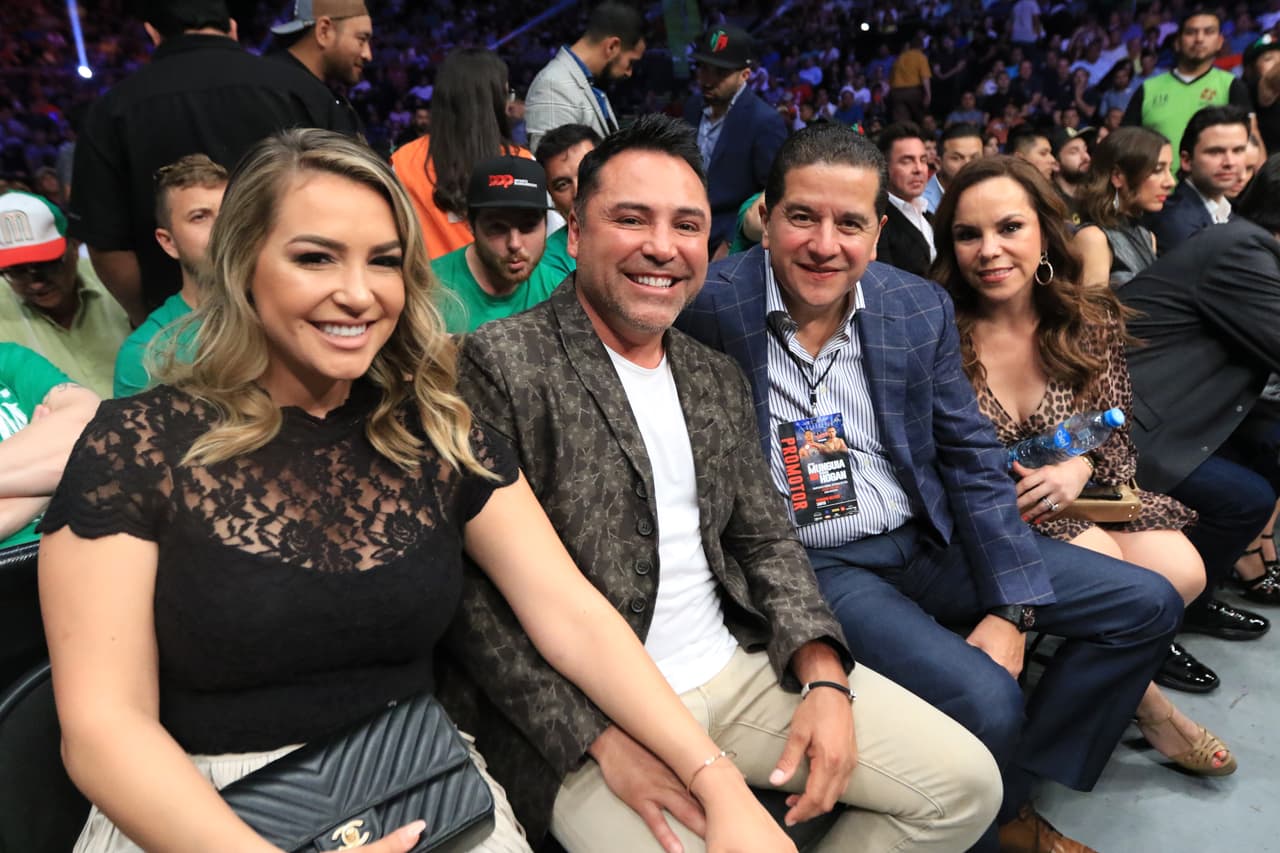 Óscar de la Hoya (centro) fue uno de los espectadores ilustres de la velada.