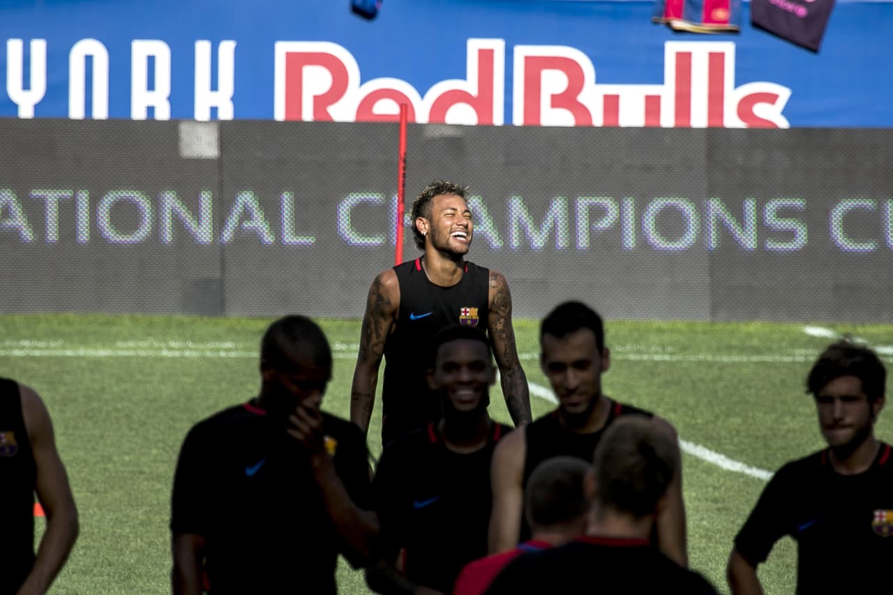 A Neymar se le notó contento del grupo y no parece dar indicio de tensión por su supuesta salida.