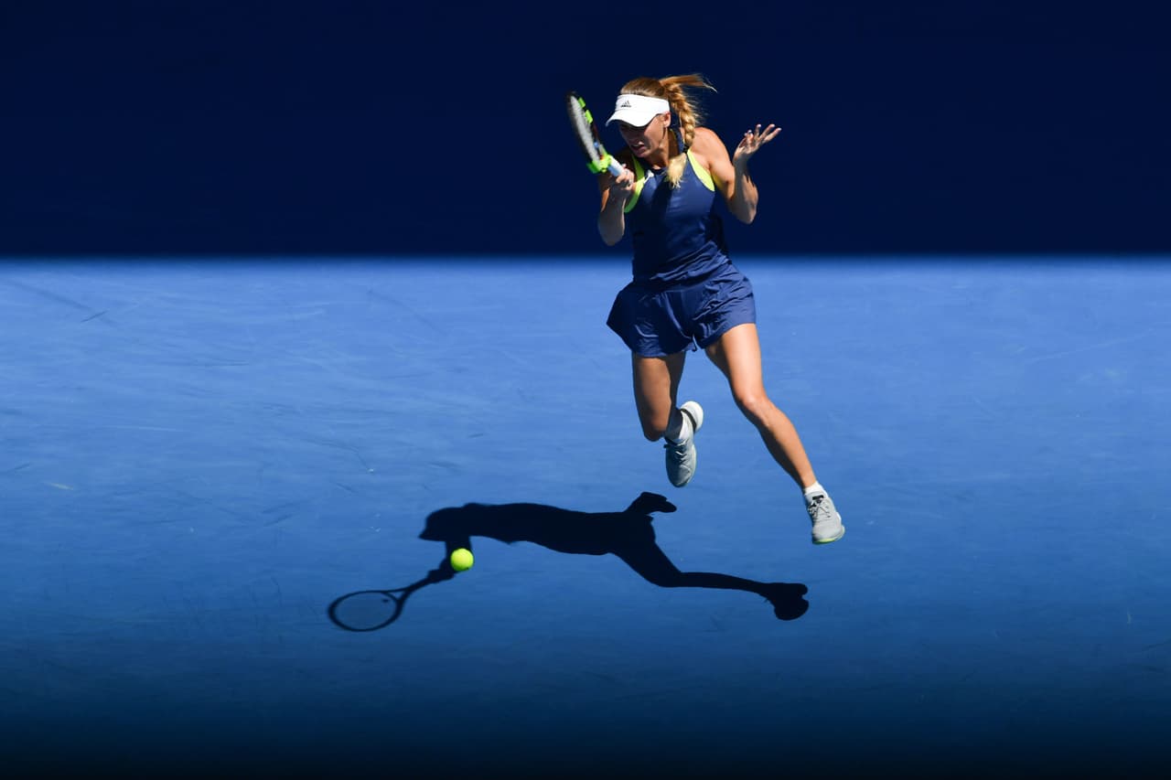 Con un definitivo 6-3, 7-6 (2), la danesa Caroline Wozniacki mostró que está en su mejor forma y se convirtió en finalista del Abierto de Australia tras una hora y 37 minutos de juego.