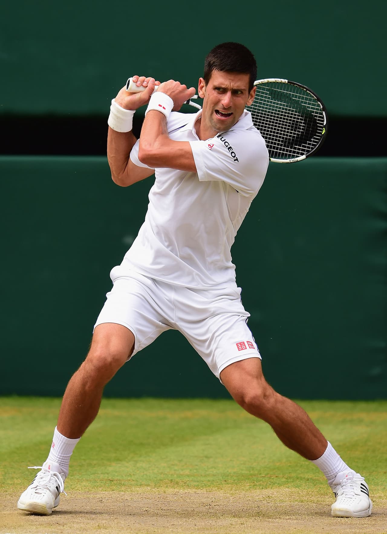 Mientras el serbio buscaba puntos más largos desde el fondo, ya desgastado tras dos semanas de torneo, el suizo buscaba siempre abalanzarse sobre la red y evitar los intercambios.